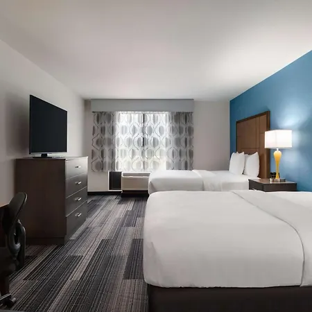 La Quinta By Wyndham Springfield Airport Plaza Hotel Exterior photo