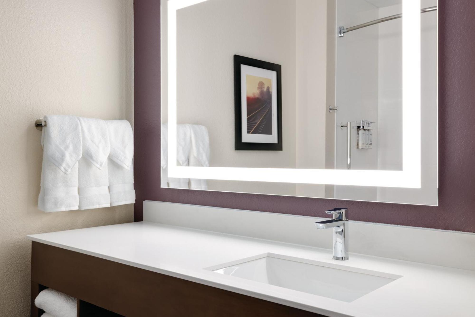 Hotel La Quinta By Wyndham Airport Plaza 3*