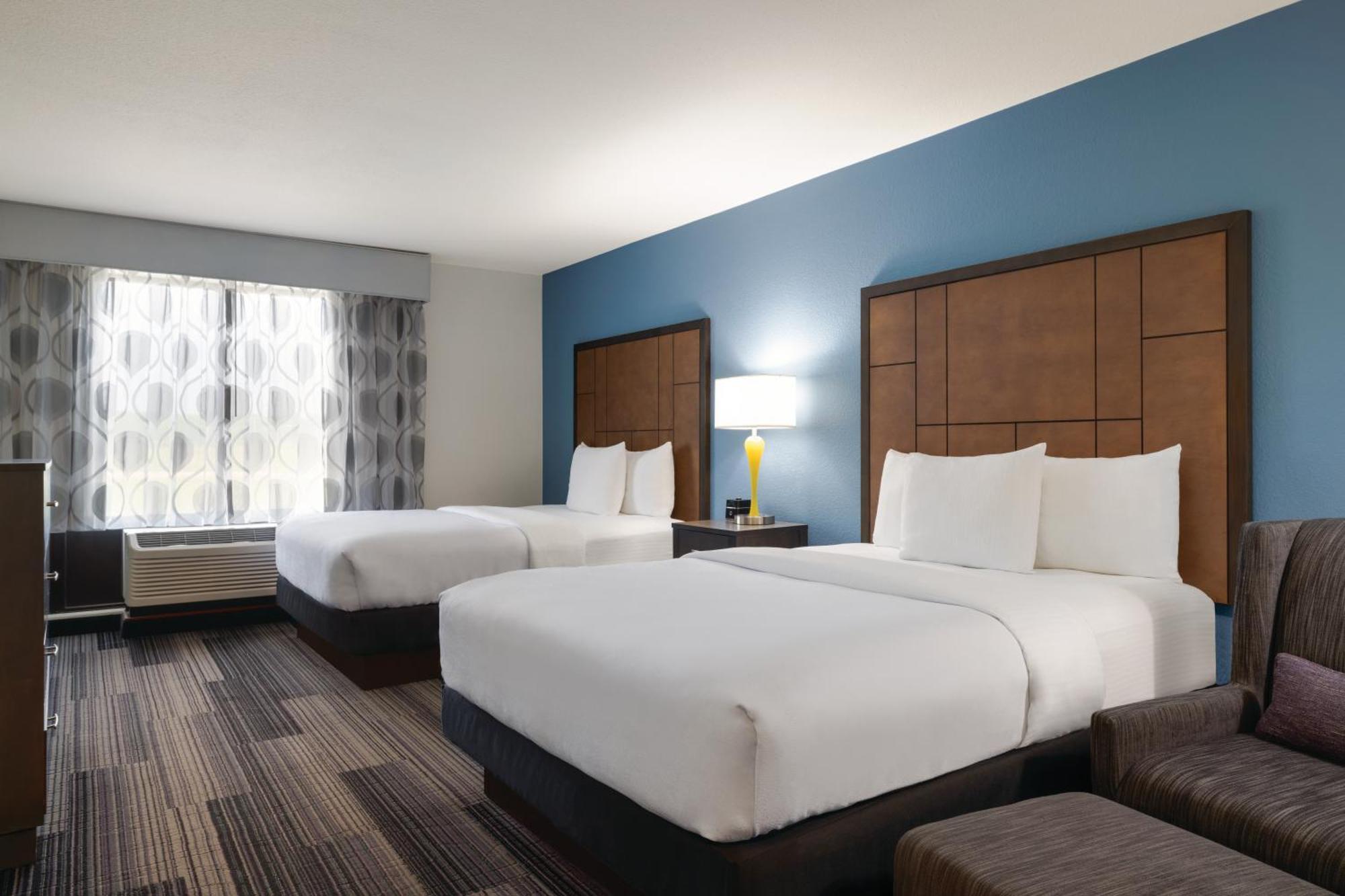 Hotel La Quinta By Wyndham Airport Plaza 3*