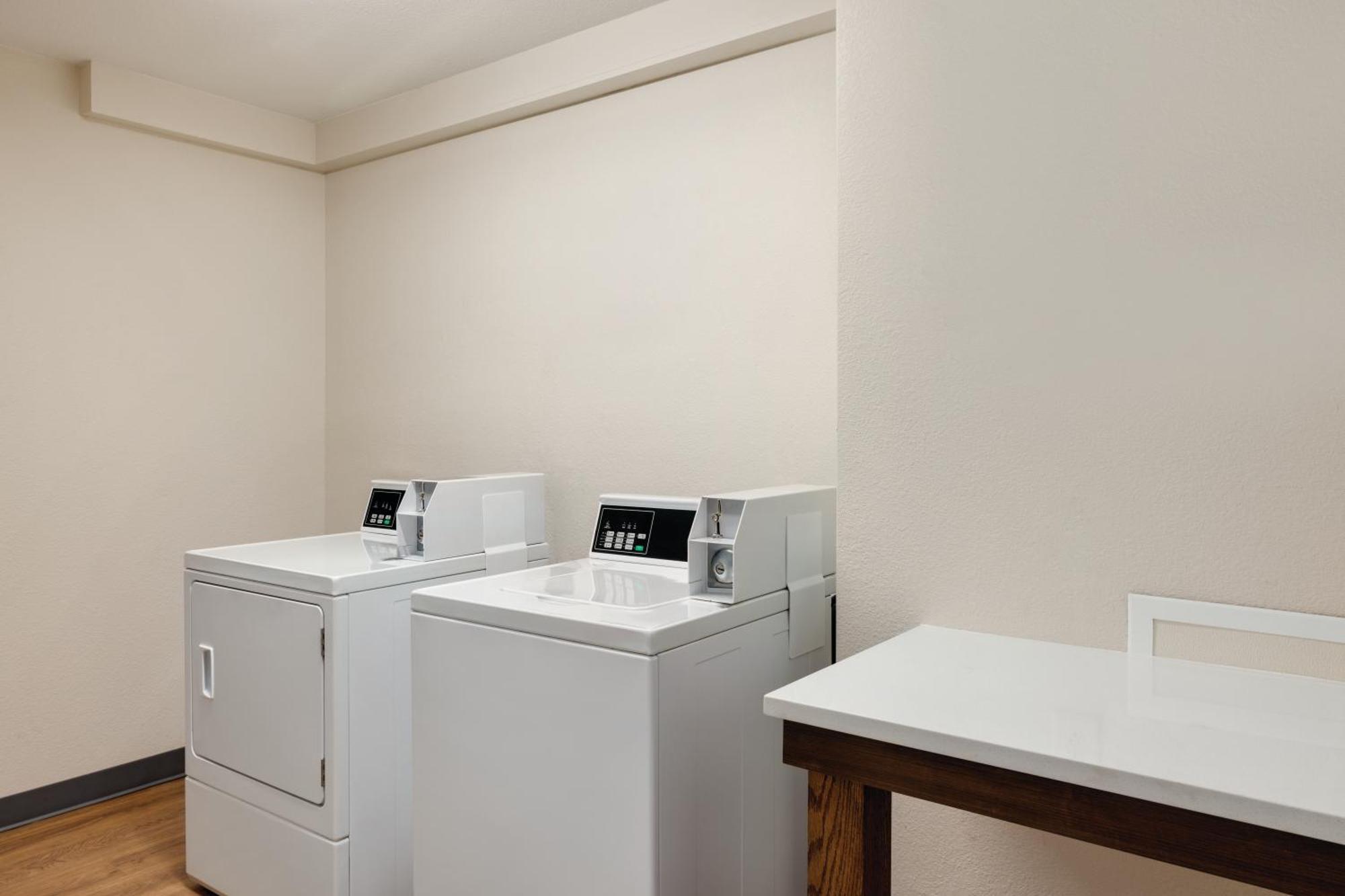 La Quinta By Wyndham Airport Plaza Hotel