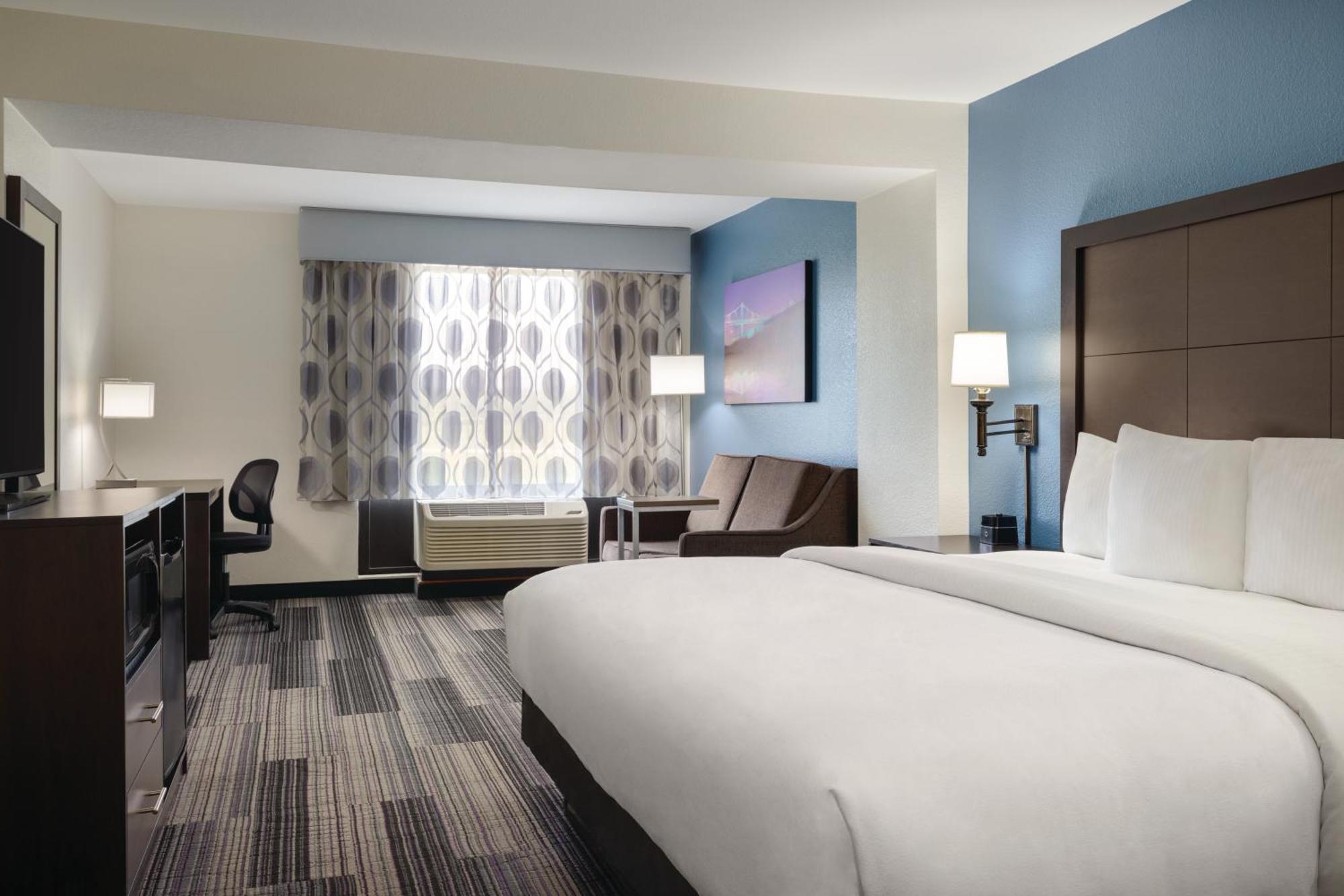 La Quinta By Wyndham Airport Plaza Hotel