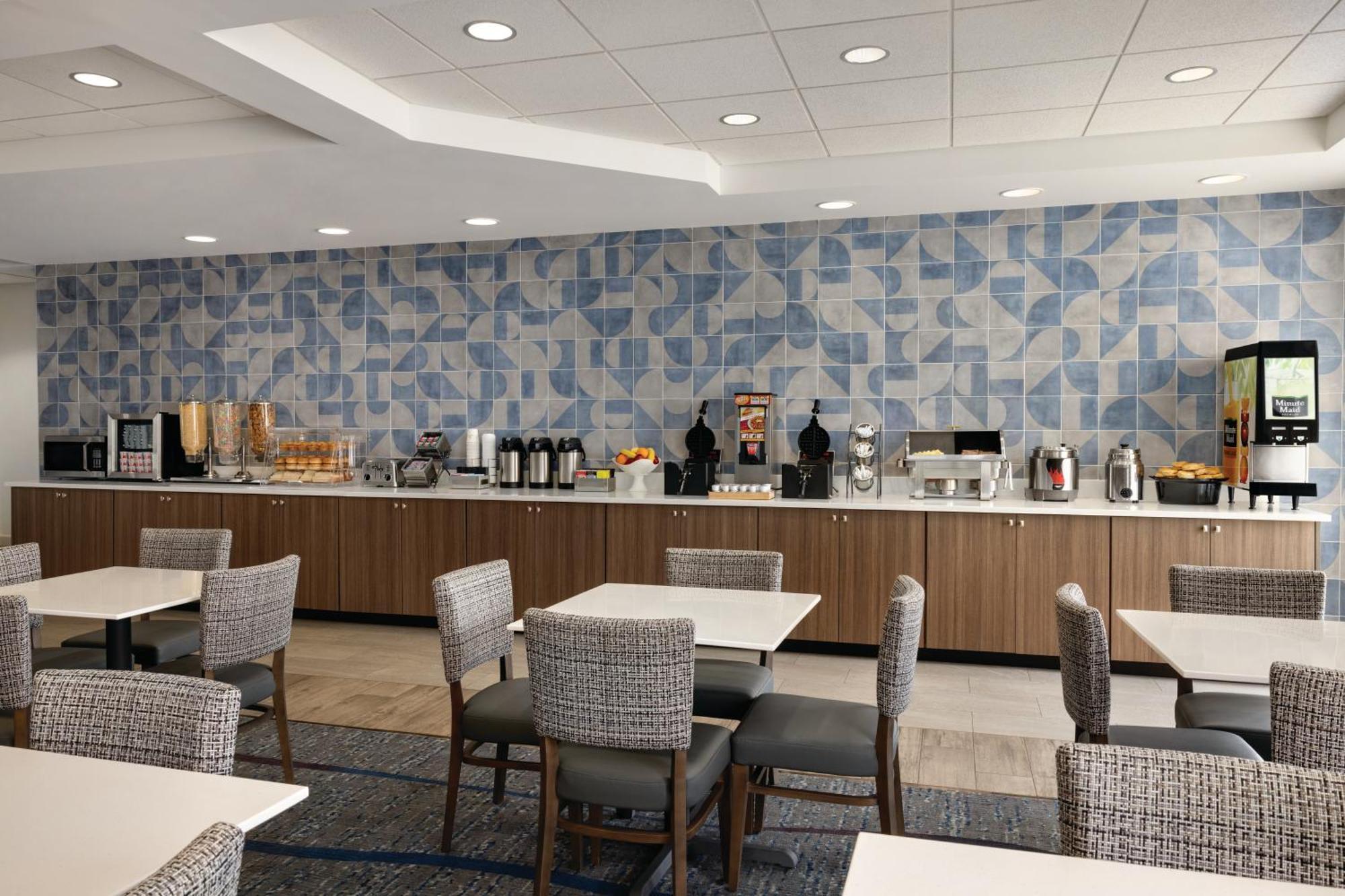 La Quinta By Wyndham Airport Plaza Hotel