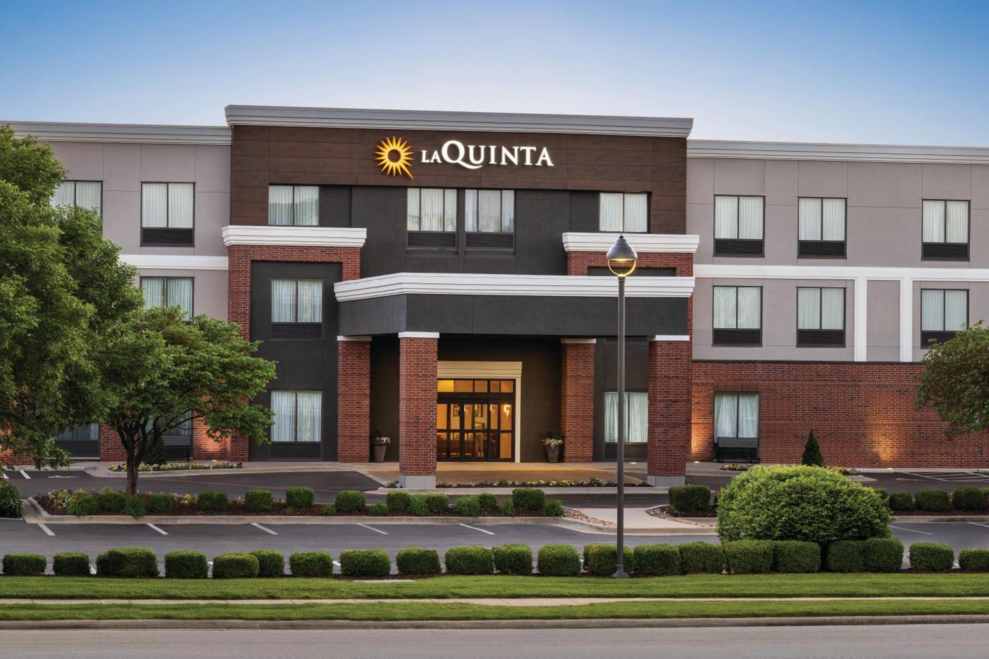 La Quinta By Wyndham Airport Plaza Hotel 3*