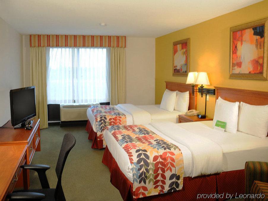 La Quinta By Wyndham Airport Plaza Hotel