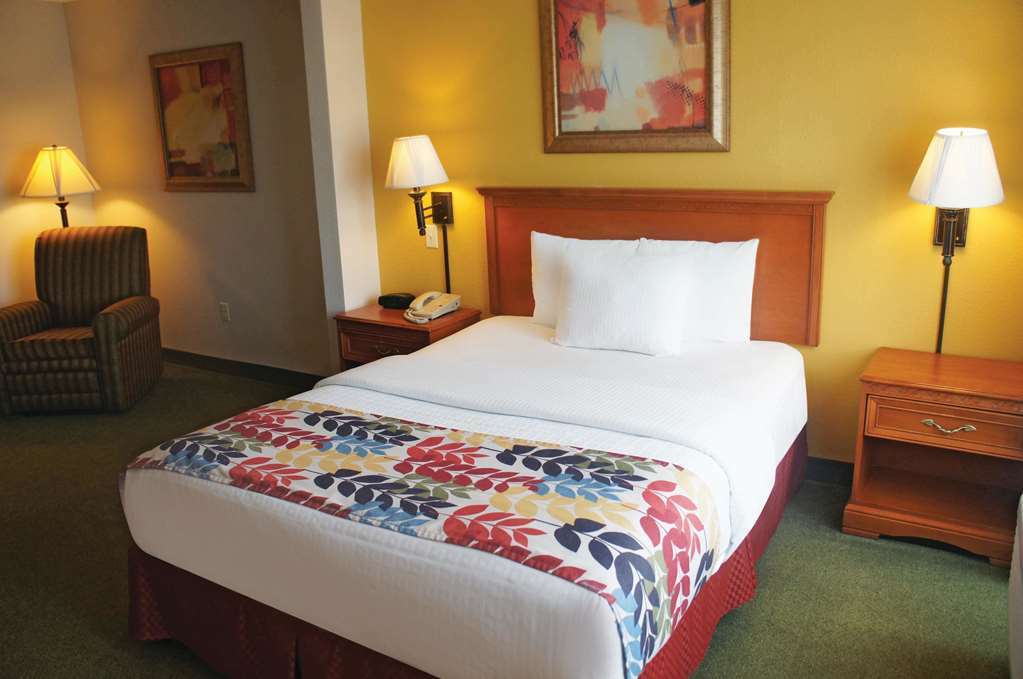 La Quinta By Wyndham Airport Plaza Hotel 3*