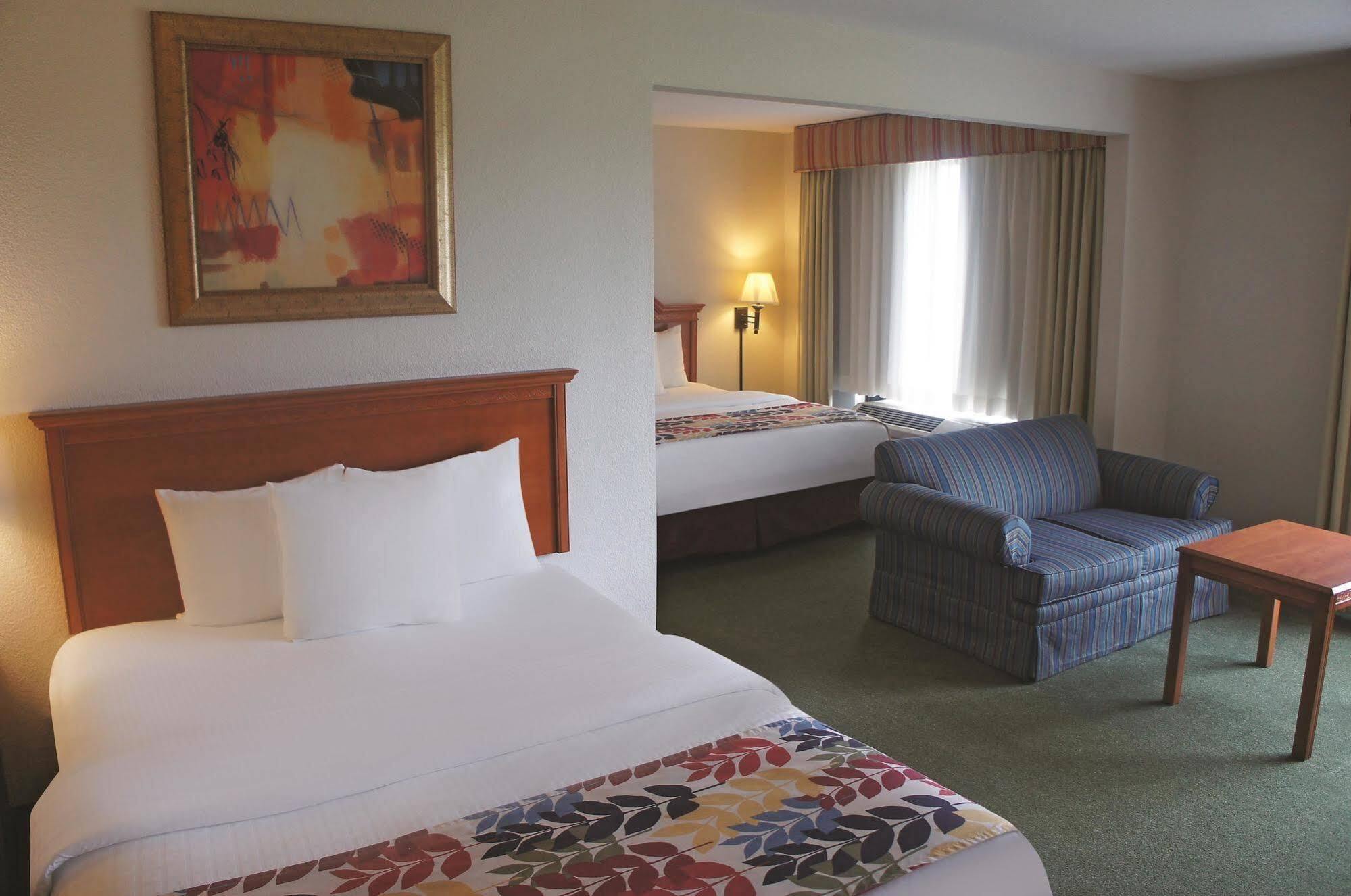 Hotel La Quinta By Wyndham Airport Plaza 3*